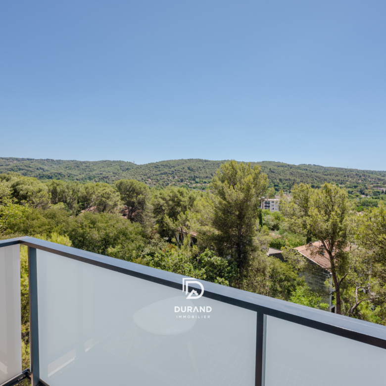 APPARTEMENT - LUMINEUX AVEC EXTÉRIEUR - VUE PANORAMIQUE ET STATIONNEMENT - 13100 AIX EN PROVENCE