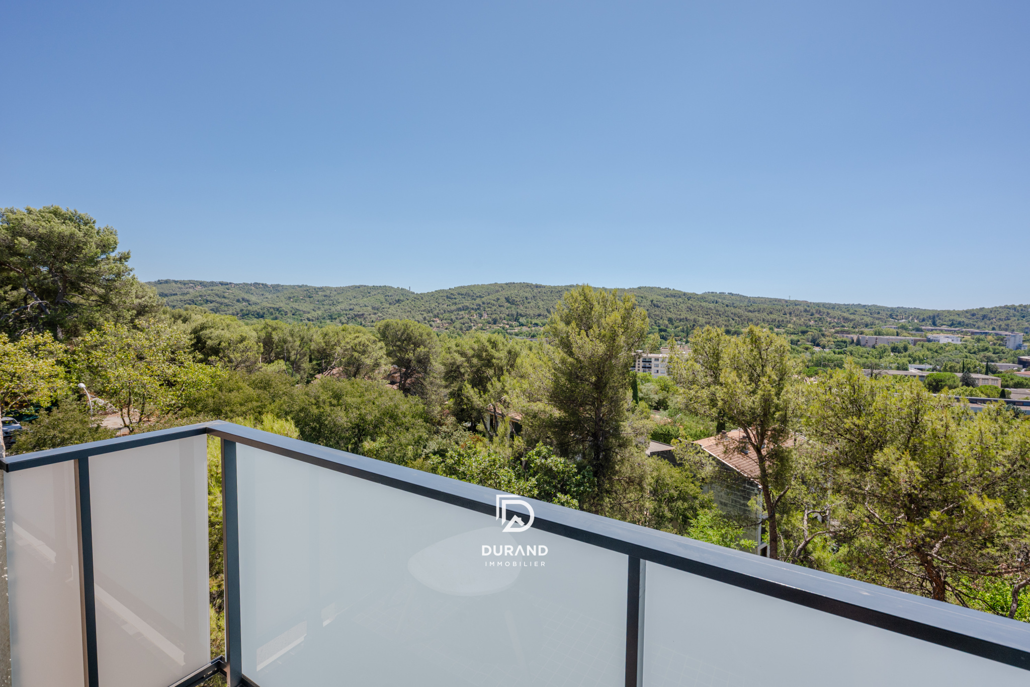 APPARTEMENT - LUMINEUX AVEC EXTÉRIEUR - VUE PANORAMIQUE ET STATIONNEMENT - 13100 AIX EN PROVENCE