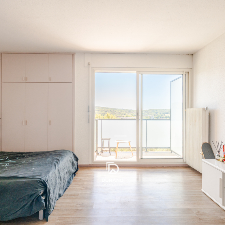 APPARTEMENT - LUMINEUX AVEC EXTÉRIEUR - VUE PANORAMIQUE ET STATIONNEMENT - 13100 AIX EN PROVENCE