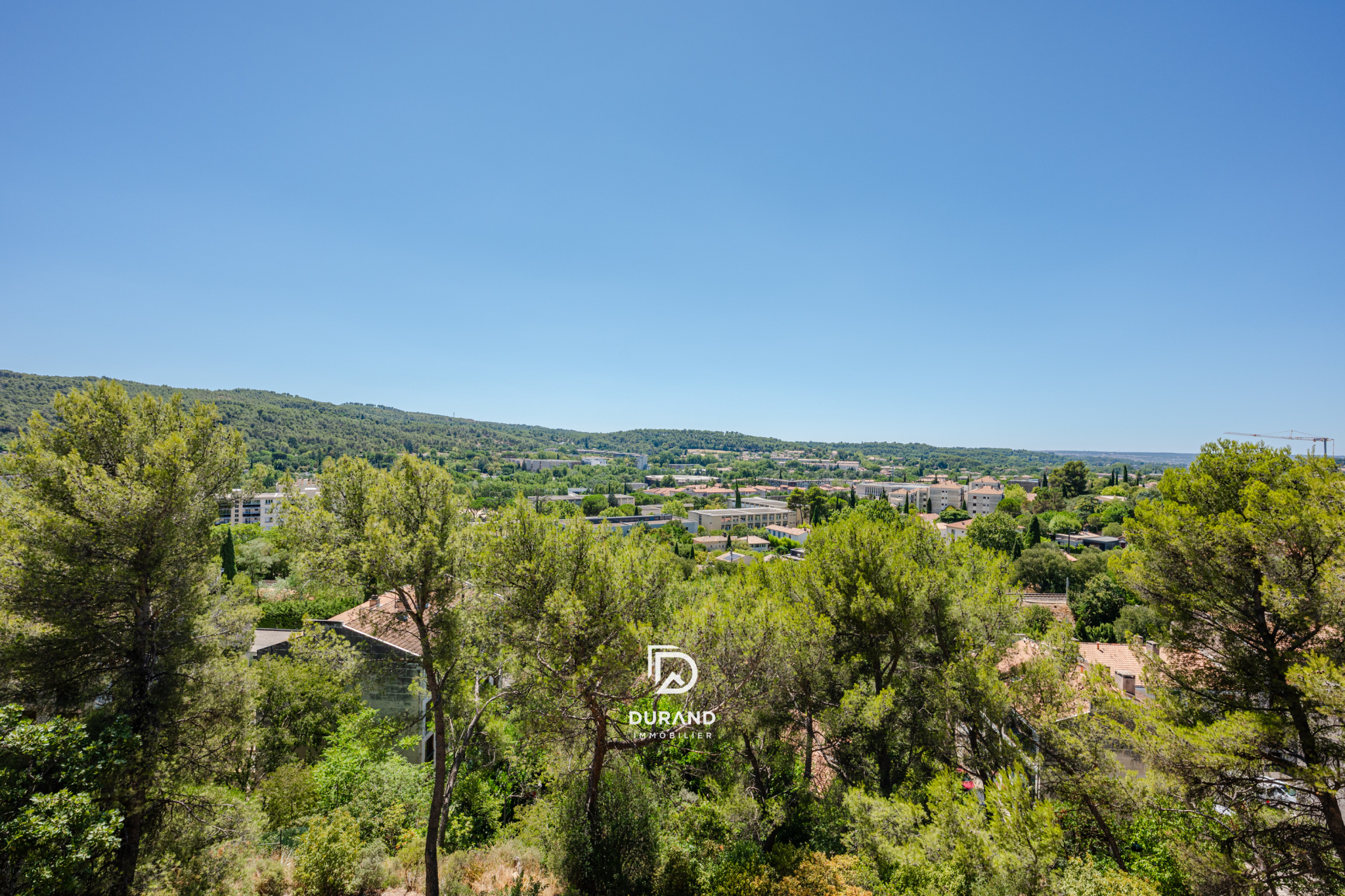 APPARTEMENT - LUMINEUX AVEC EXTÉRIEUR - VUE PANORAMIQUE ET STATIONNEMENT - 13100 AIX EN PROVENCE