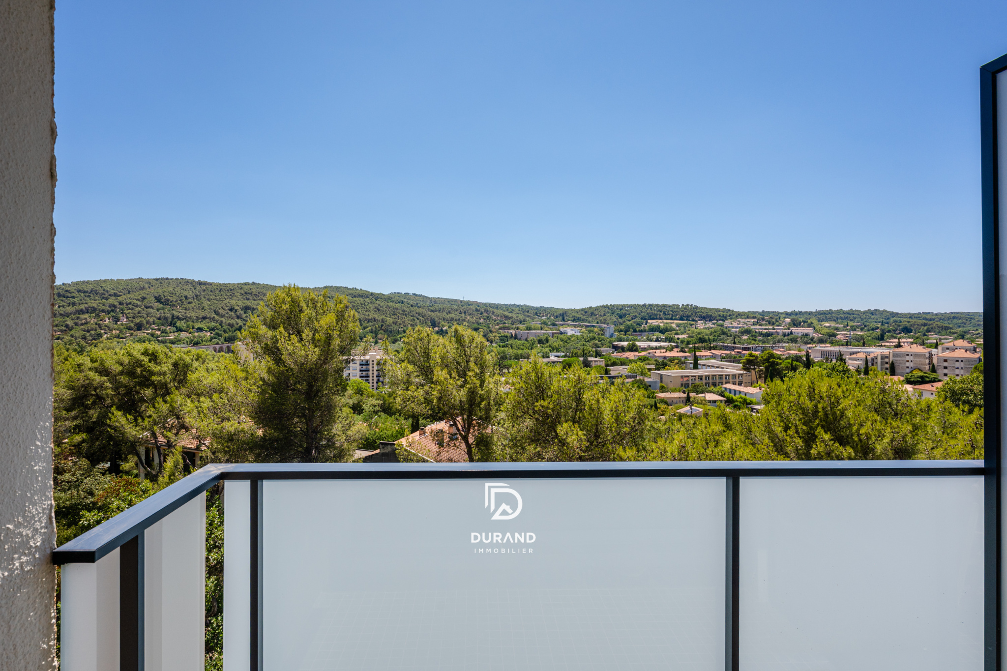 APPARTEMENT - LUMINEUX AVEC EXTÉRIEUR - VUE PANORAMIQUE ET STATIONNEMENT - 13100 AIX EN PROVENCE