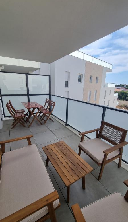 VIEILLE CHAPELLE - POINTE ROUGE 8éme - T2 MEUBLE AVEC TERRASSE DANS RESIDENCE NEUVE