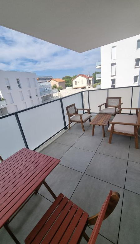 VIEILLE CHAPELLE - POINTE ROUGE 8éme - T2 MEUBLE AVEC TERRASSE DANS RESIDENCE NEUVE